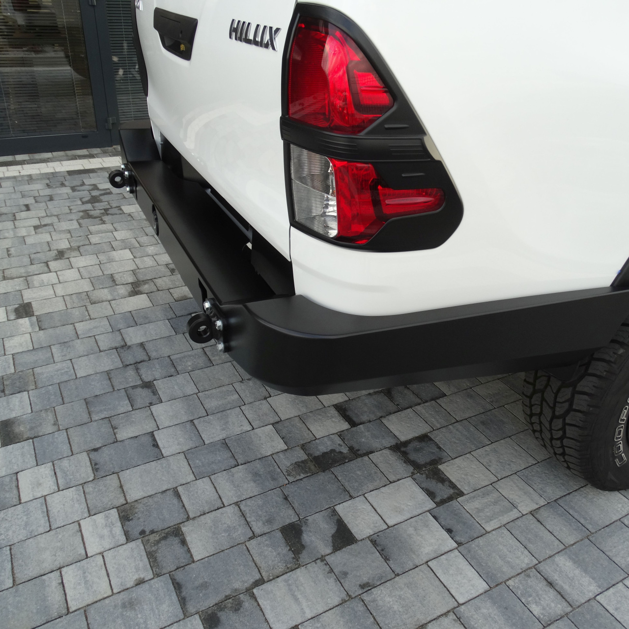 ZDERZAK TYLNY DŁUGI (belka haka z kwadratką w zestawie) Toyota Hilux